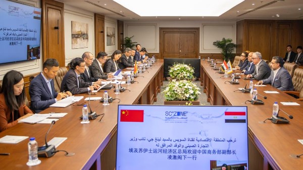 رئيس اقتصادية قناة السويس يستقبل وفدًا اقتصاديًا صينيًا