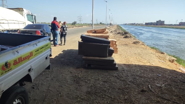 البدء في تركيب كشافات إنارة تعمل بالطاقة الشمسية على طريق ترعة السلام جنوب بورسعيد