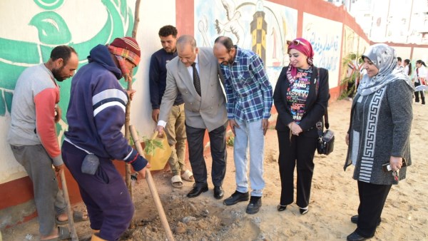 بورسعيد.. الغرباوي يشارك طلاب مدرسة الأمين الابتدائية زراعة شتلات بورسعيد.. الغرباوي يشارك طلاب مدرسة الأمين الابتدائية زراعة شتلات