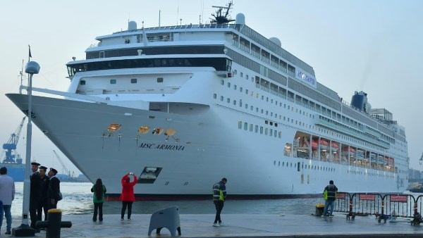 محافظ بورسعيد ونائب رئيس الهيئة الاقتصادية لقناة السويس يستقبلان السفينة السياحية «MSC Armonia» محافظ بورسعيد ونائب رئيس الهيئة الاقتصادية لقناة السويس يستقبلان السفينة السياحية «MSC Armonia»