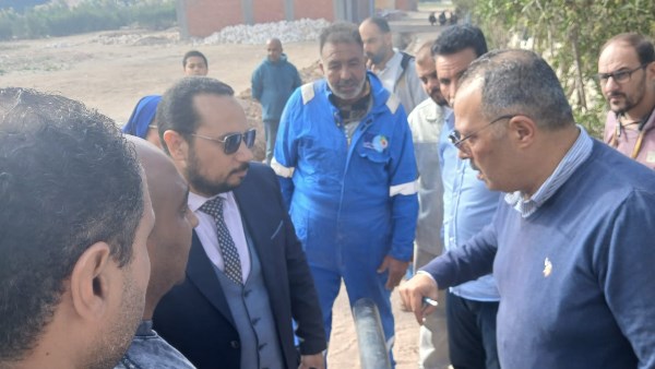 رئيس مياه القناة يتفقد مسار خط سوق المفروشات وتوصيل المياه لأهالي منطقة العنانية