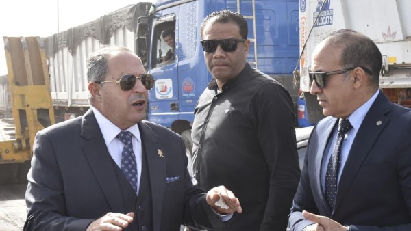 محافظ بورسعيد يستعرض آليات تطوير الطريق الداخلي المؤدي لمعدية شرق التفريعة 