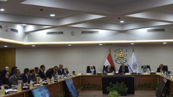 محافظ بورسعيد يشارك في اجتماع مجلس الجامعة 