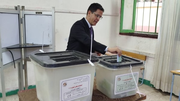 رئي جامعة بنها يدلي صوته 