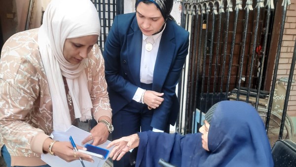 مساعدة مسنة