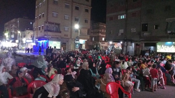 تجمعات شعبية لمتابعة بث افتتاح المتحف المصري الكبير بكفر الشيخ | صور