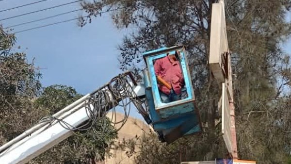إزالة 45 إعلانًا مخالفًا بشوارع بيلا في كفر الشيخ