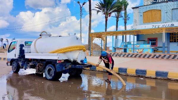 طوارئ بسبب نوة المكنسة.. كسح مياه الأمطار من شوارع كفر الشيخ| صور