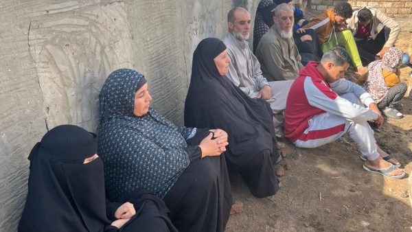 الأسرة المكلومة أمام قبر الزوجة المقتولة