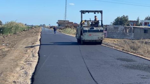 محافظ كفر الشيخ يتابع أعمال الرصف بطريق الهاويس- الخاشعة | صور