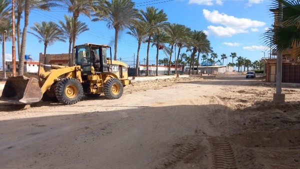 جانب من أعمال توسعة الطريق 