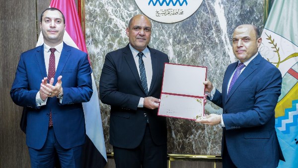 الأول بالتقييم الشهري.. محافظ كفر الشيخ يكرم رئيس مدينة دسوق | صور