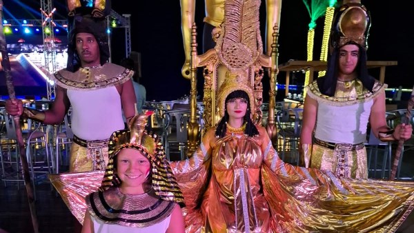 احتفال السياح بالمتحف المصرى الكبير 