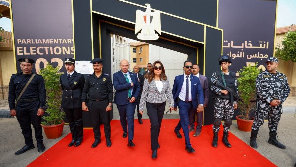 وزيرة التنمية المحلية تدلي بصوتها