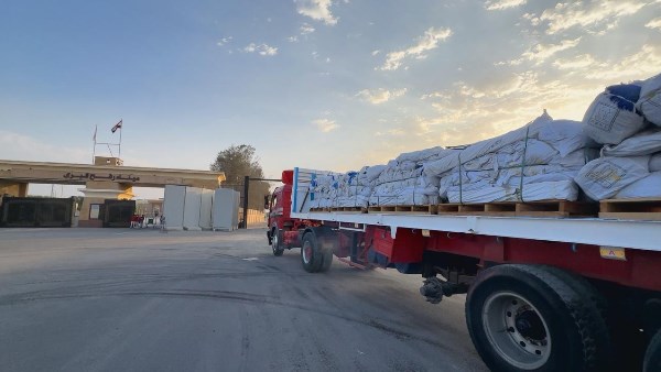 الهلال الأحمر المصري يُطلق قافلة «زاد العزة» الـ 69 بحمولة 7300 طن مساعدات إنسانية إلى غزة الهلال الأحمر المصري يُطلق قافلة «زاد العزة» الـ 69 بحمولة 7300 طن مساعدات إنسانية إلى غزة