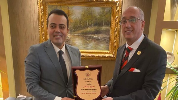 درع نقابة الصحفيين لمطار القاهرة