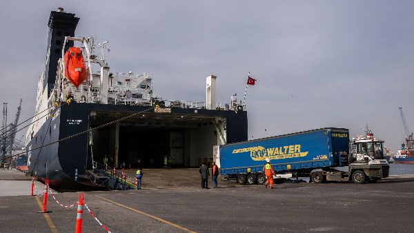 خط الرورو بين مينائى دمياط و تريستا 