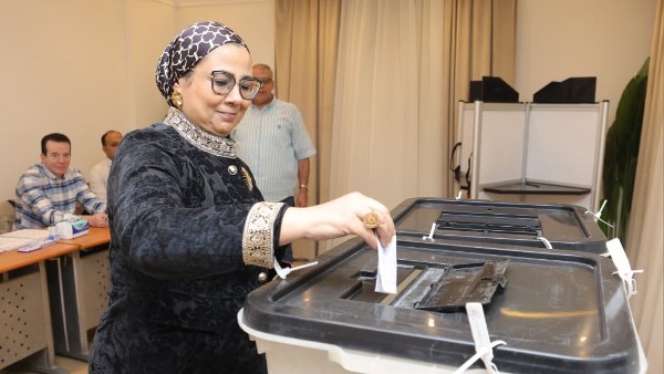 المستشارة أمل عمار تدلي بصوتها  في المرحلة الثانية من انتخابات مجلس النواب 2025