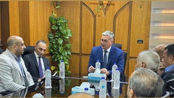 وزير البترول خلال الاجتماع