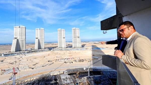 وزير الاسكان خلال الجولة