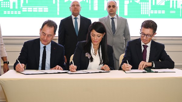 خلال التوقيع