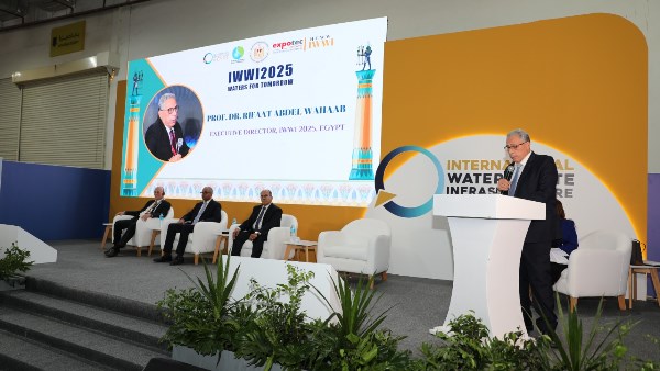 خلال المعرض