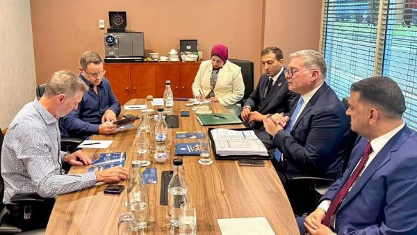 خلال الاجتماع