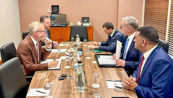 وزير البترول خلال الاجتماع