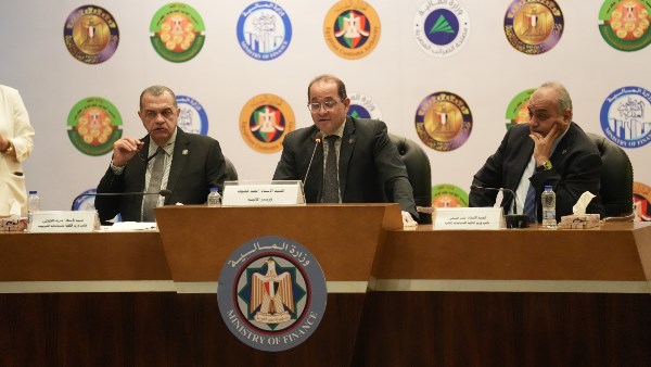 وزير المالية وقيادات الوزارة