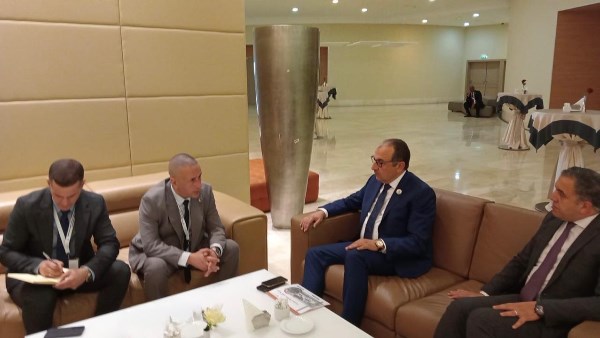 خلال الاجتماع