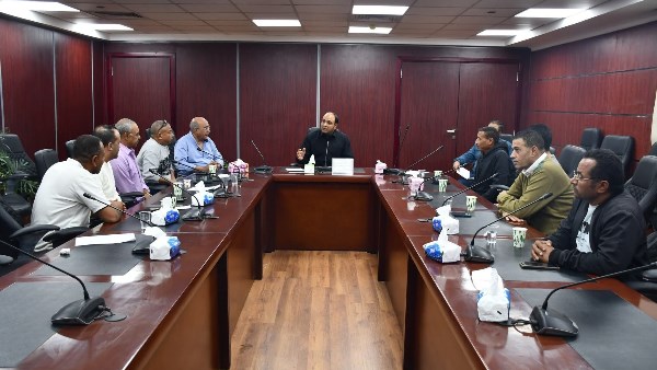 خلال الاجتماع