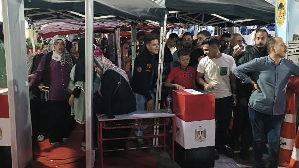 قبل دقائق من الغلق .. توافد المواطنين إلى اللجان الانتخابية بالجيزة قبل دقائق من الغلق .. توافد المواطنين إلى اللجان الانتخابية بالجيزة