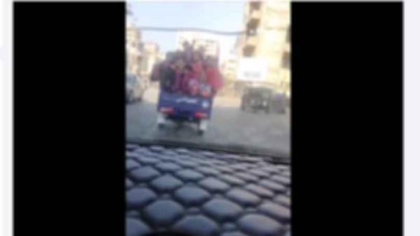 طلبة مدرسة داخل صندوق تروسيكل طلبة مدرسة داخل صندوق تروسيكل