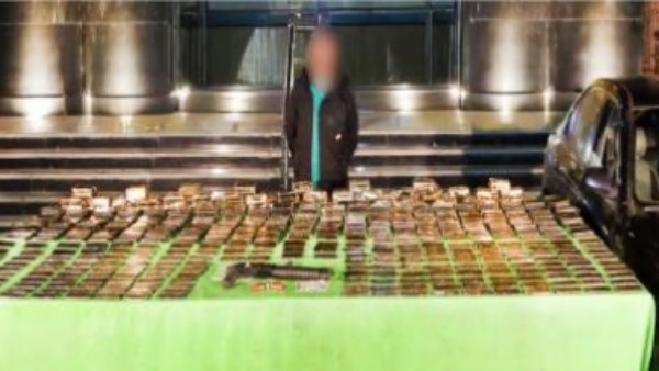 مخدرات بـ 102 مليون جنيه.. الداخلية تداهم أوكار الجريمة بالأقصر مخدرات بـ 102 مليون جنيه.. الداخلية تداهم أوكار الجريمة بالأقصر