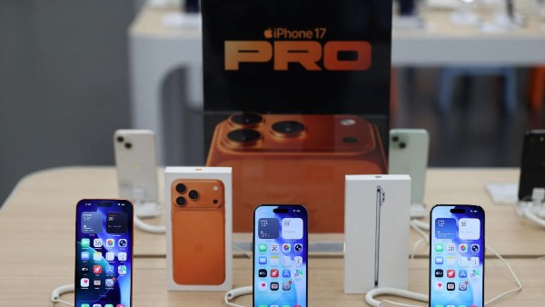 نيران المنافسة تشتعل.. آبل تعود ملكة لسوق الهواتف بعد غياب دام عقدا