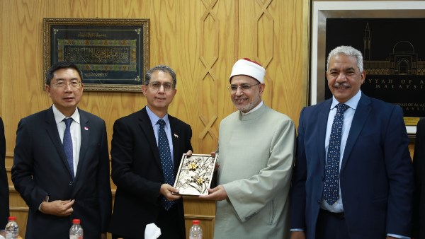 رئيس جامعة الأزهر يستقبل وزير شئون المسلمين بسنغافورة