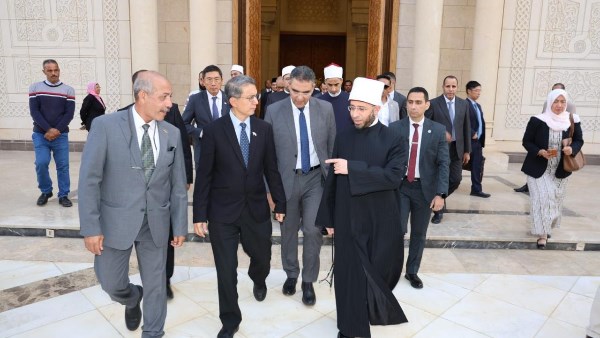 وزير الأوقاف يصحب وزير الشئون الإسلامية بسنغافورة في جولة بمسجد مصر الكبير