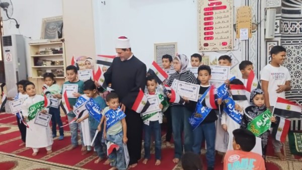 لفتة وطنية.. وزير الأوقاف يشيد بإمام وزّع أعلام مصر على الأطفال بعد صلاة الجمعة لفتة وطنية.. وزير الأوقاف يشيد بإمام وزّع أعلام مصر على الأطفال بعد صلاة الجمعة