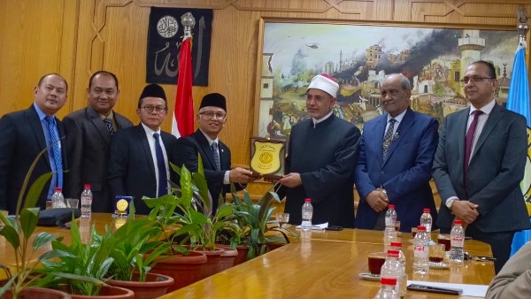 نائب وزير التربية والتعليم الإندونيسي مع رئيس جامعة الأزهر