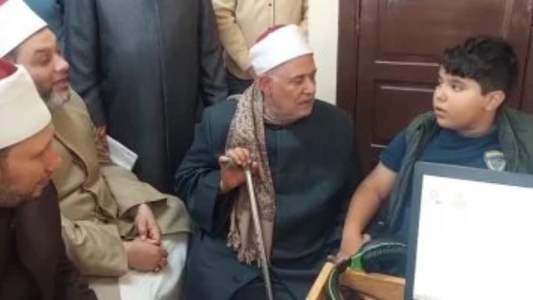 طفل من ذوي الهمم يدهش لجنة تحكيم مسابقة الأزهر لحفظ القرآن