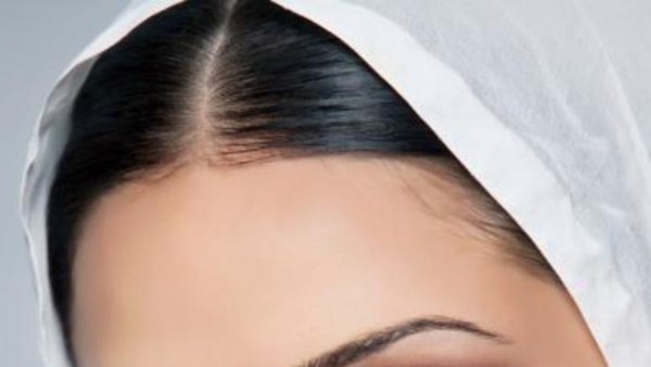 حكم إظهار المحجبة جزء من شعرها 