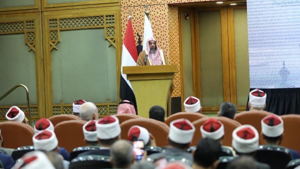 د.  عواد العنزي خلال إلقاء كلمته