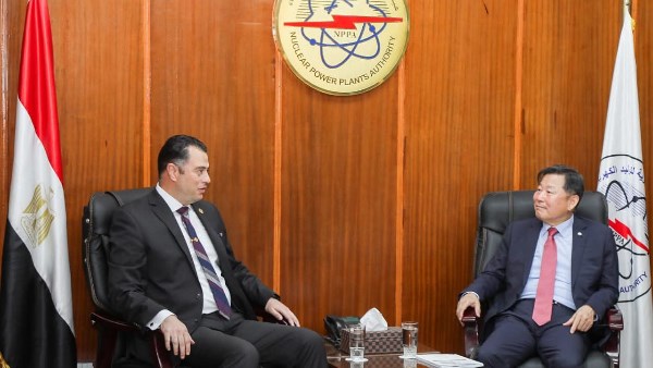 رئيس هيئة المحطات النووية خلال اللقاء