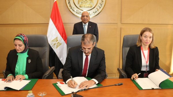 خلال توقيع العقود