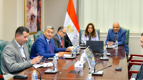 اجتماع وزير الكهرباء  والتنمية المحلية 