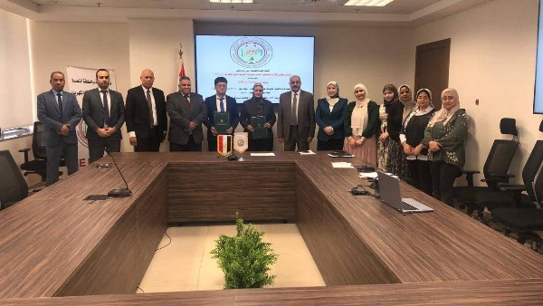 خلال توقيع العقود