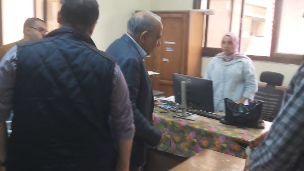 وزير الكهرباء خلال الزيارة