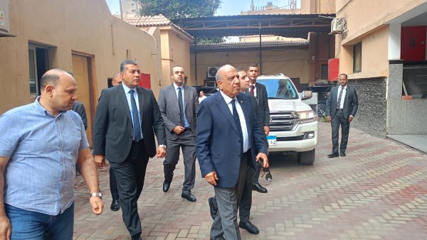 وزير الكهرباء خلال الزيارة