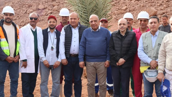 وزير الكهرباء خلال الزيارة