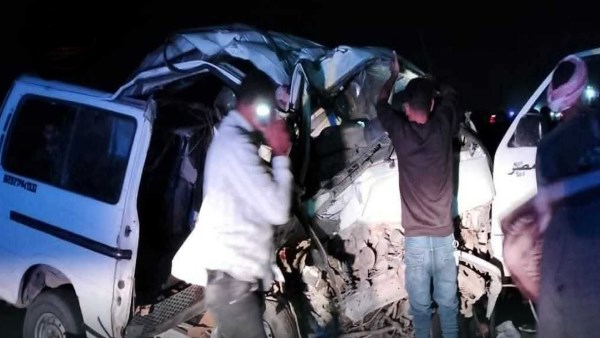 انقلاب ميكروباص على طريق الكريمات